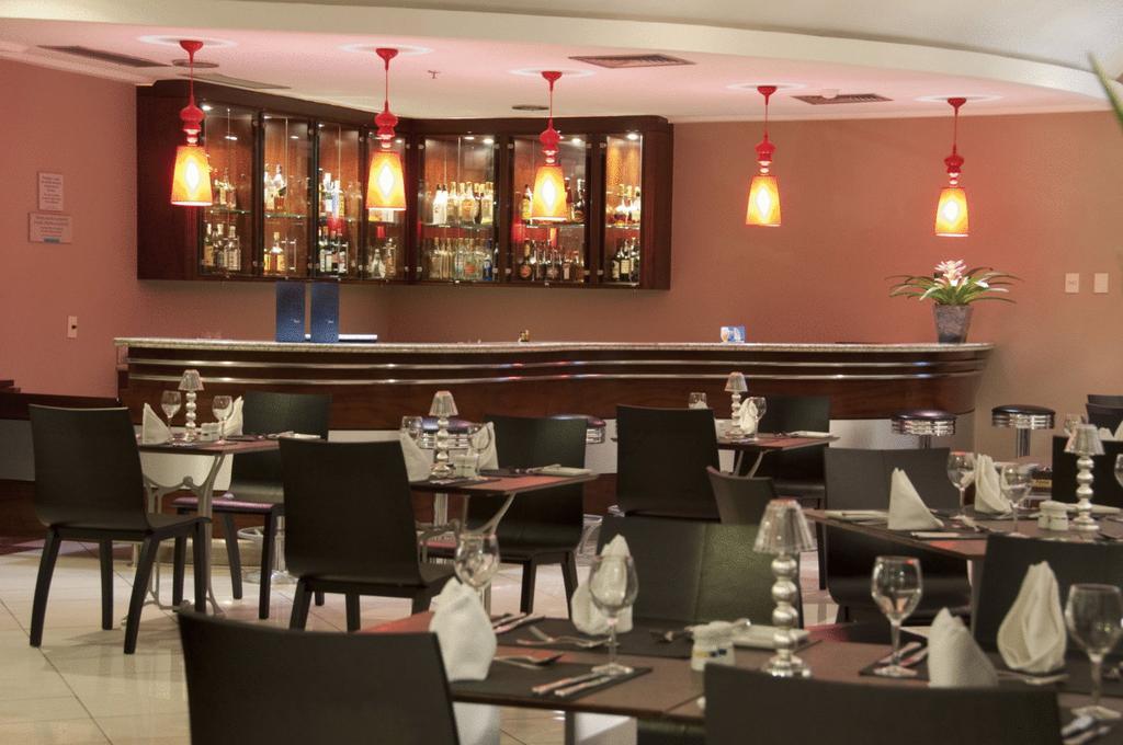 Comfort Suites Vitoria Restaurant photo